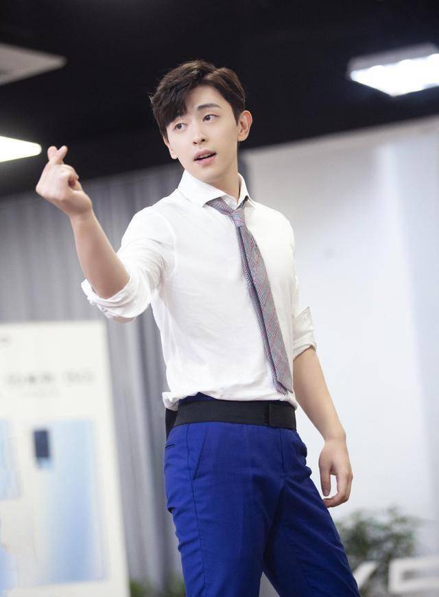 邓伦痞帅一男生,怎么就跟着雷佳音走偏了,憨憨的样子太有梗_组合_成功