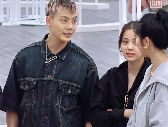 潮流2赵小棠"讨好"陈伟霆太尬,欧阳娜娜撇嘴离开好有眼力劲_范丞丞