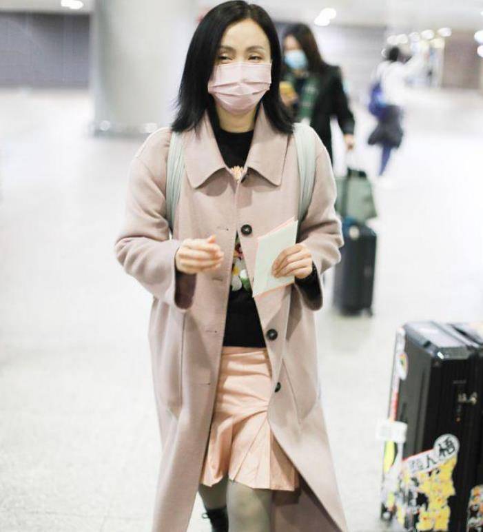 论颜值,小陶虹是唯一一个穿着黑丝袜搭配橙色短裙尽显少女个性的人!