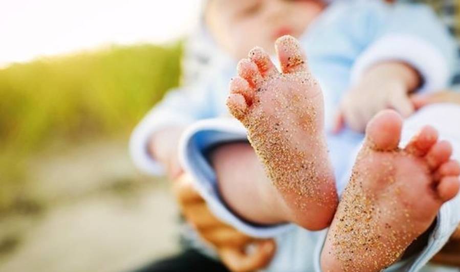 宝宝夏天最爱光脚丫,宝妈总担心宝宝着凉,这夏天光脚到底成不成_时候