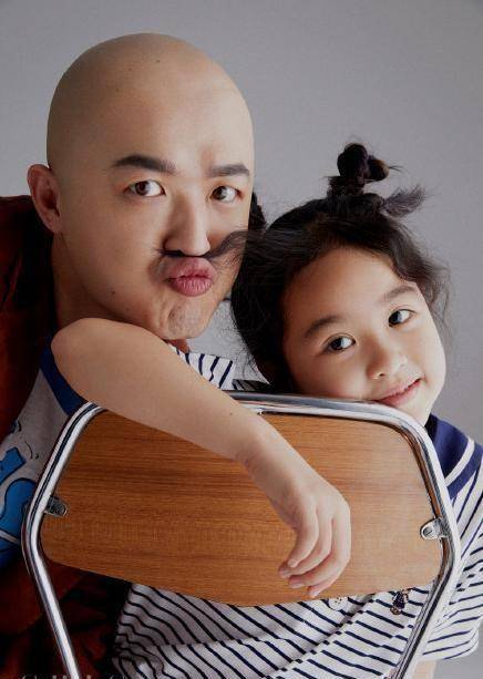 包贝尔父女写真照曝光,爸爸和女儿画面温馨,饺子花式卷舌萌翻_父亲