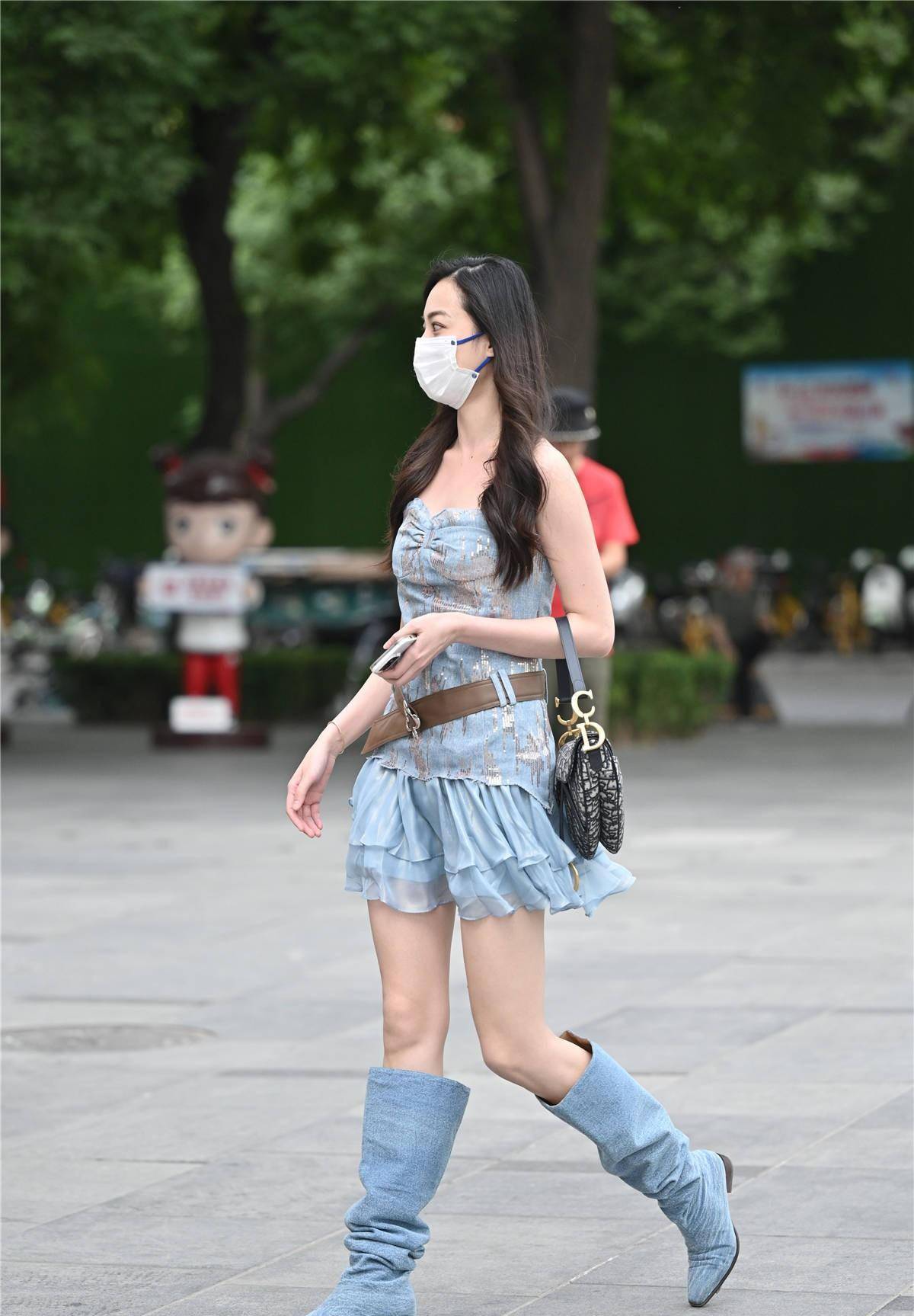 夏天出门很热还有女人穿靴子出门给人一种特别的感觉