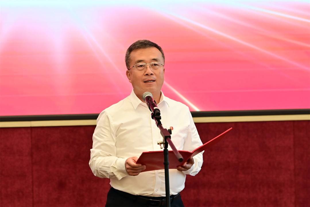 中国一汽党委副书记王国强主持座谈会同时,咨询委老领导代表赵方宽