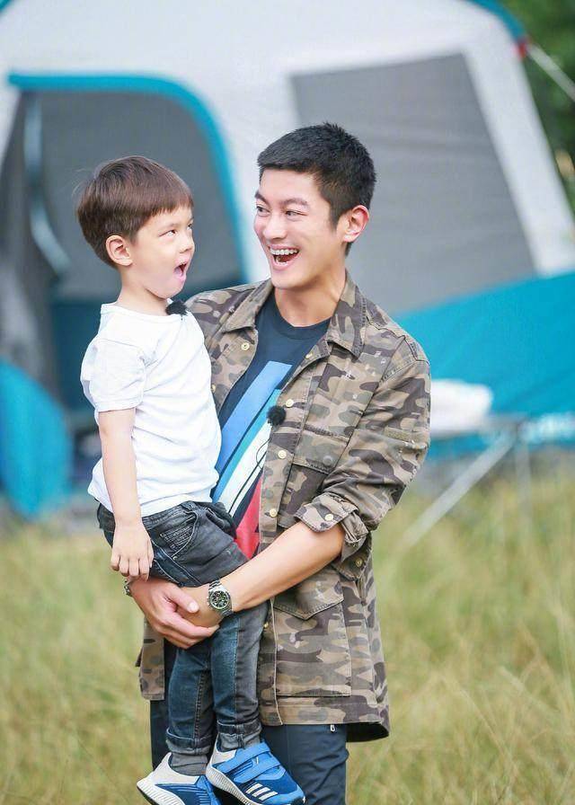 杜江和嗯哼这对父子在节目中的表现实在是太讨人喜欢了.