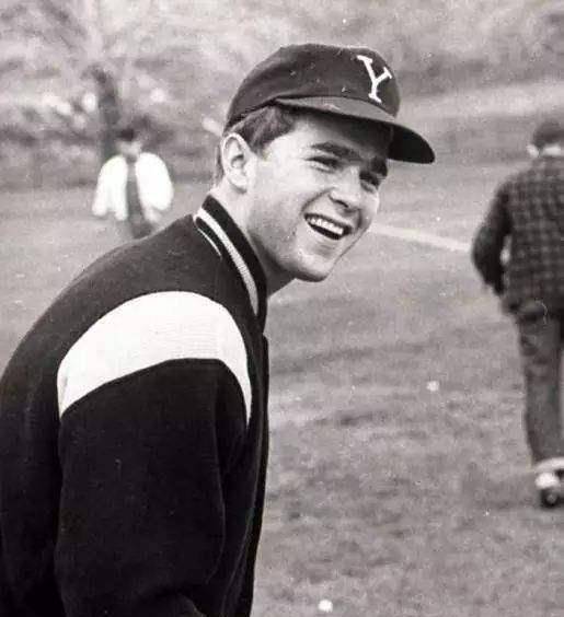 在高中的时候,小布什是学校的风云人物,因为他的运动组织能力极强,他