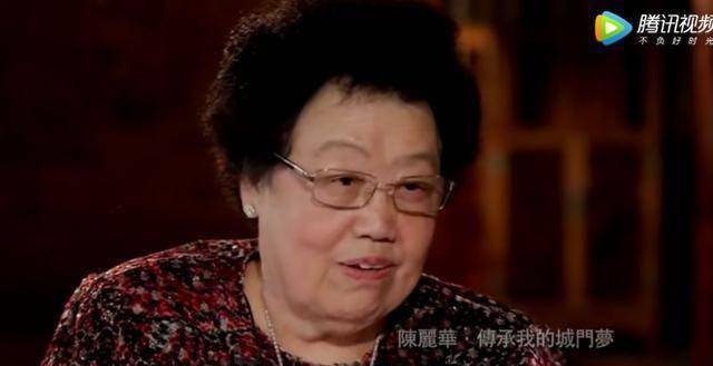 陈丽华吃完饭，家人全都放下筷子站起来搀扶，陈丽华一脸自豪！-陈丽华47岁