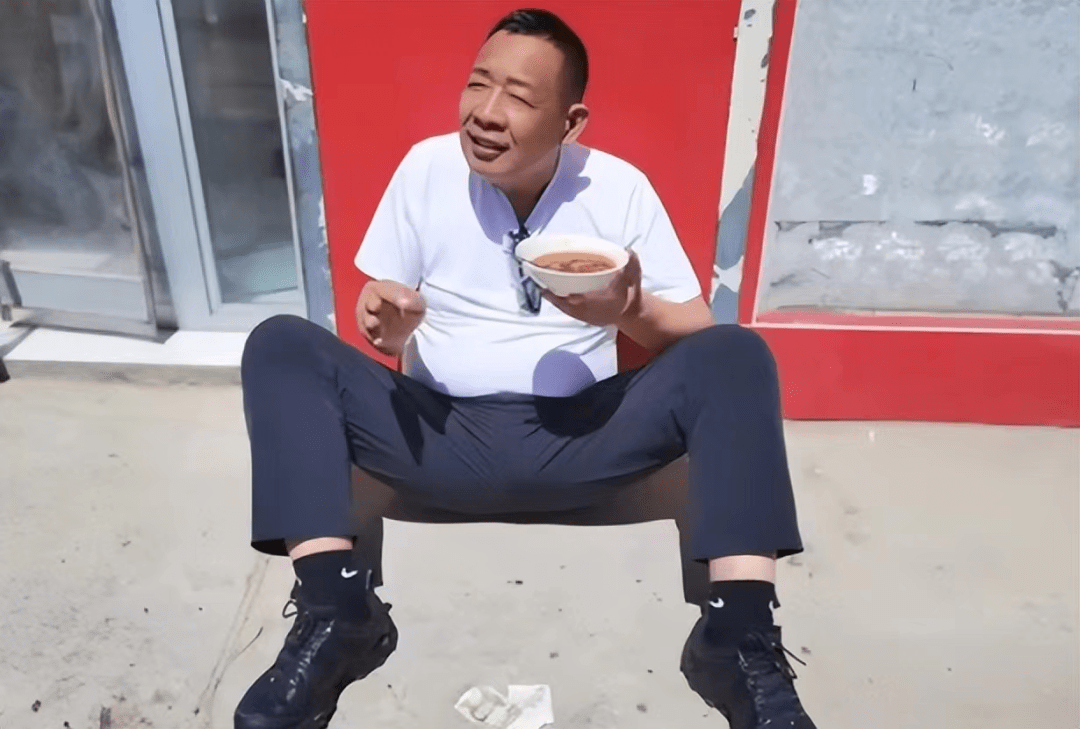 有人就跟于东来说,你把这批假货卖出去就好了,反正没什么人认得出来