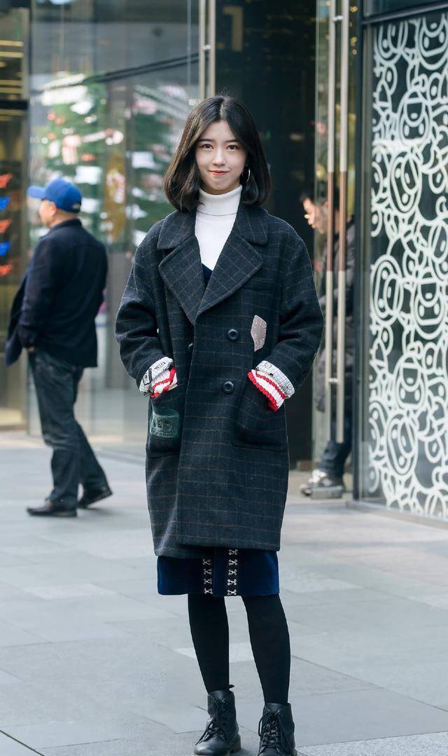 大学里穿惯了羽绒服,棒球衫,对于初入职场的小妹妹来水首选还是大衣