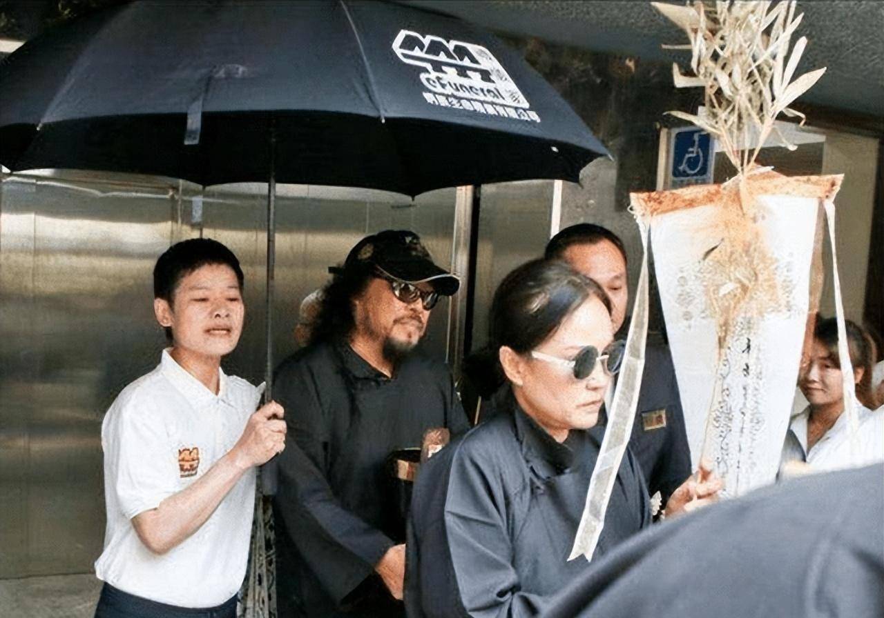 台媒曝费玉清病情恶化,昏迷半个月狂瘦24斤,私生子身伴左右_消息_弟弟