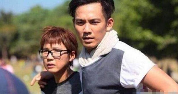 看到钟汉良与妹妹合照后,网友:不说不知道_孩子_气质_父母