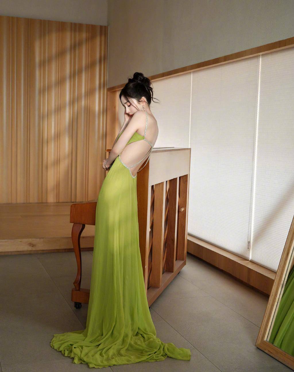 内娱杨幂,赵丽颖美背,想起港台美背鼻祖温碧霞,江山代有美人出_女人