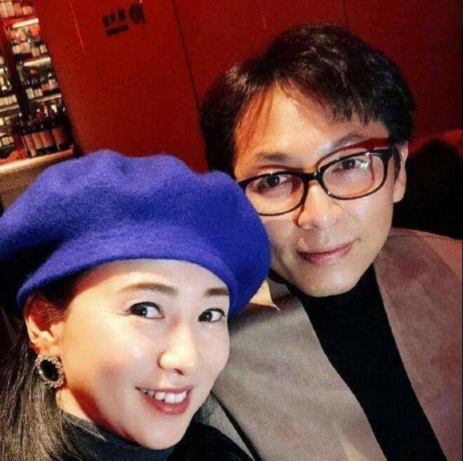 51岁翁虹晒全家福,翁虹的一家子:妈妈美,爸爸帅,女儿颜值高_身材_香港