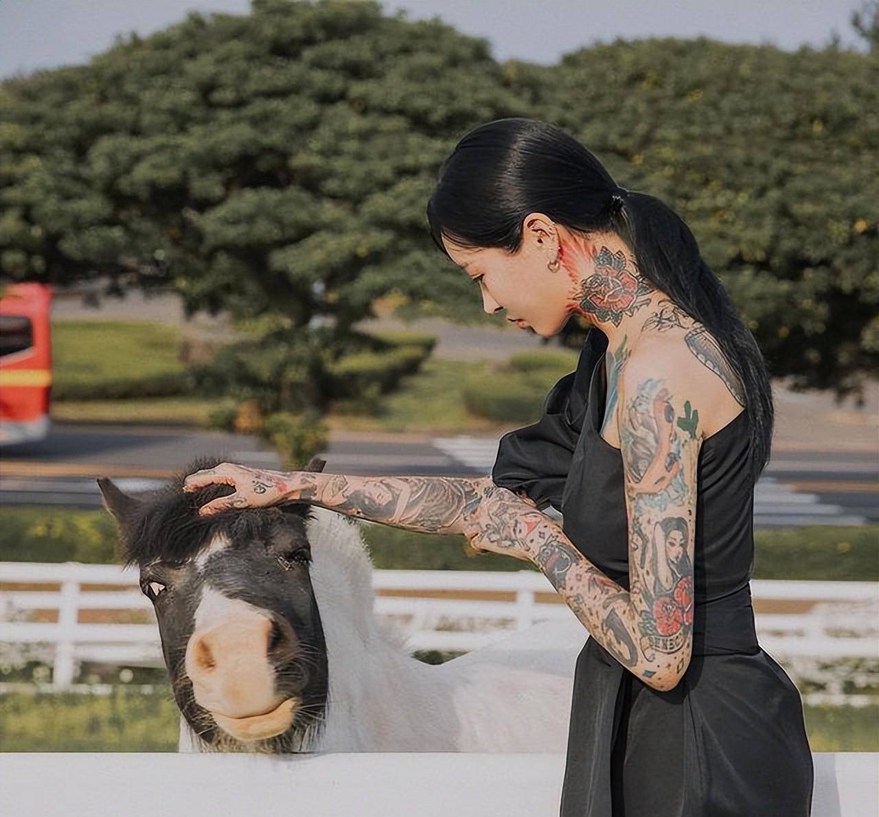 ahnlina,国外非常有名的辣妈纹身师_linaahn_气质_外国