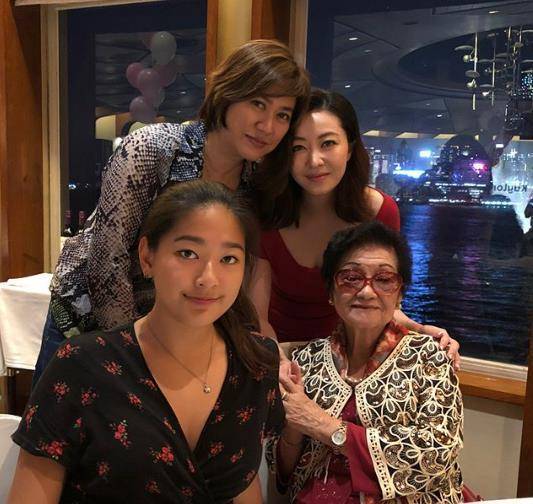 熊黛林双胞胎女儿正面照曝光,一家四口合照温馨满满_郭可颂_双手_身材