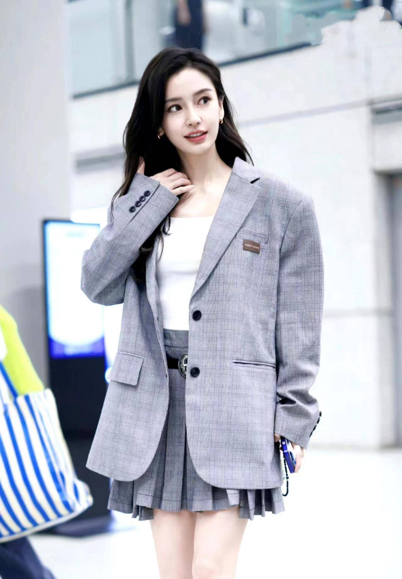 杨颖现身机场身穿格纹西装搭配百褶裙,时尚又减龄!_造型_女孩_身材