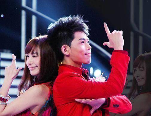 在某期节目中,李菲儿还透露,她看到了某女星发给男友的手机信息.