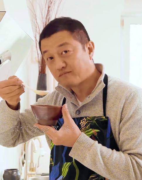 李亚鹏:为拍段子扮樵夫,大雪时节戴斗到雪山小镇"独钓寒江雪"_视频