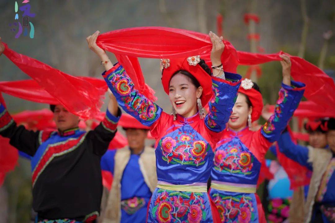 七彩斑斓·云中霓裳|当羌族服饰遇上多巴胺穿搭～_红色_大自然_白色