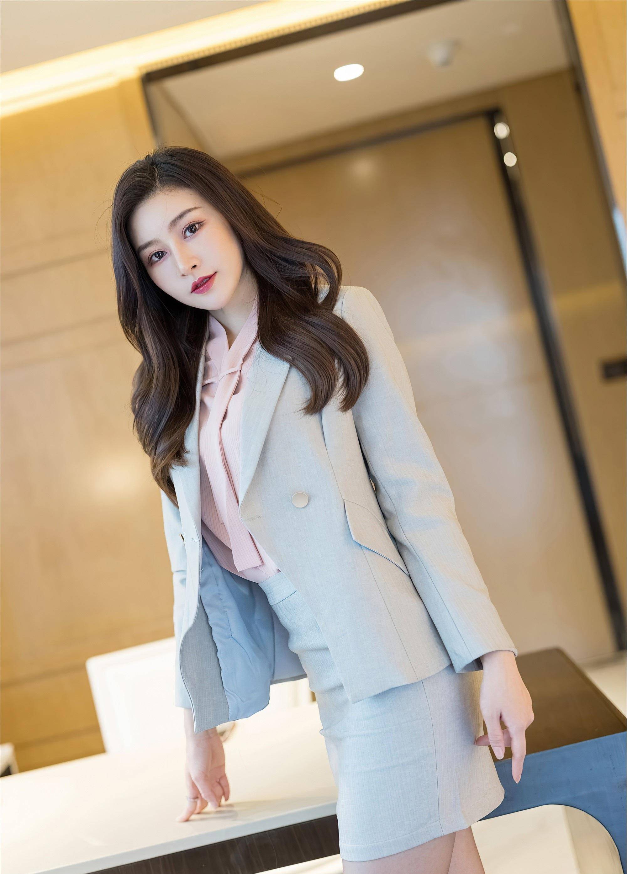 浅粉色衬衫搭配浅蓝色西服套装时尚有气质,让你轻松掌控全场_职场