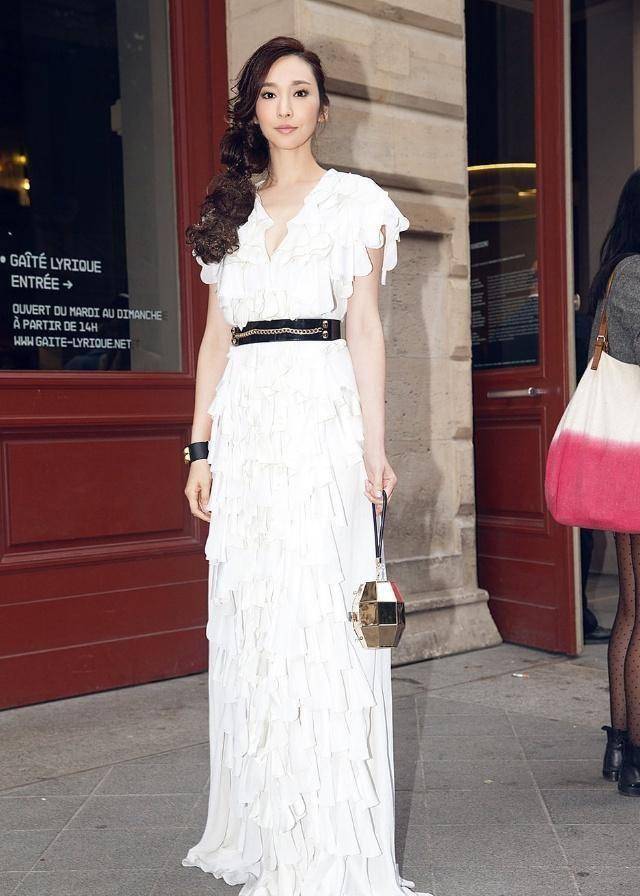 吴佩慈晒五口全家福,以女主人身份接待新上任的州长!