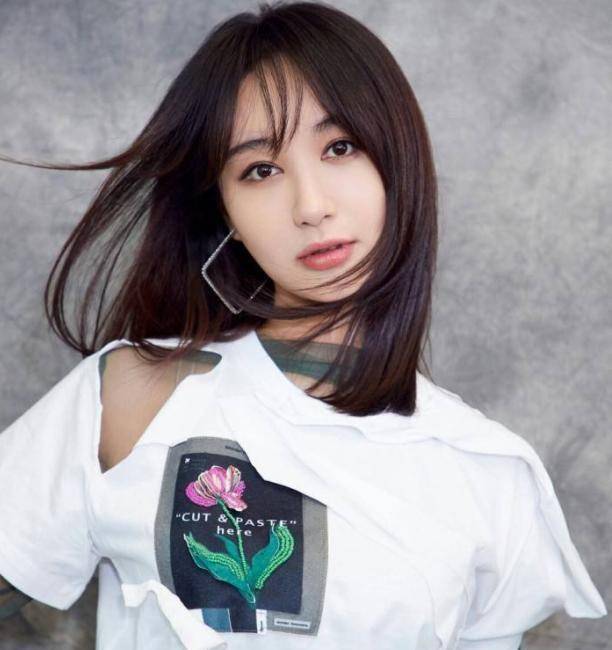 李菲儿仍是孤身一人,事业上也没有多大成就,勉强算是一个二线演员吧