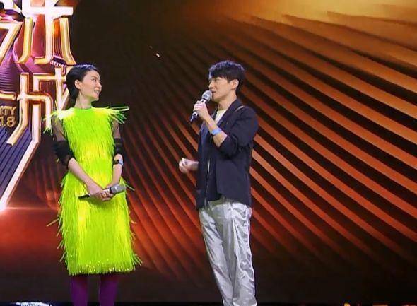 幻乐之城:王菲穿了一身荧光绿上台,网友懵了:真的无所畏惧?