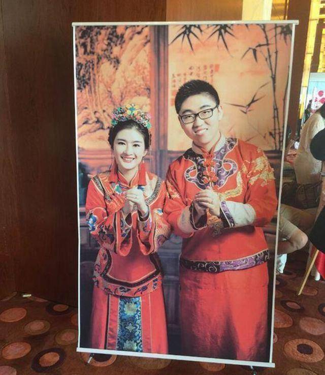 初中,高中都是被保送进入北京第十四中学,据说当年她和杨幂是北京14中