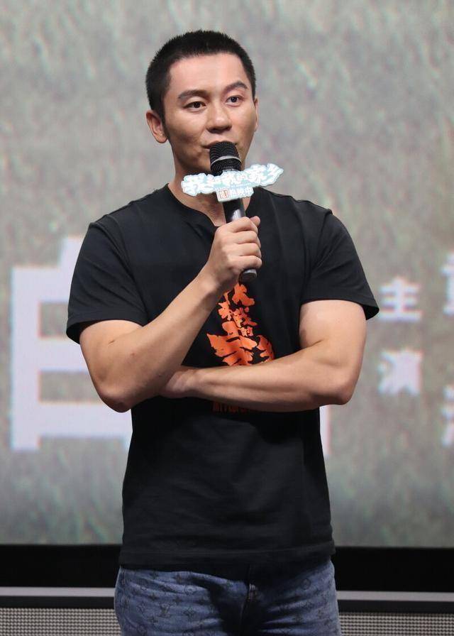 李晨现身《我的家乡》路演,寸头加修身穿搭强壮硬朗,身材确实好_电影