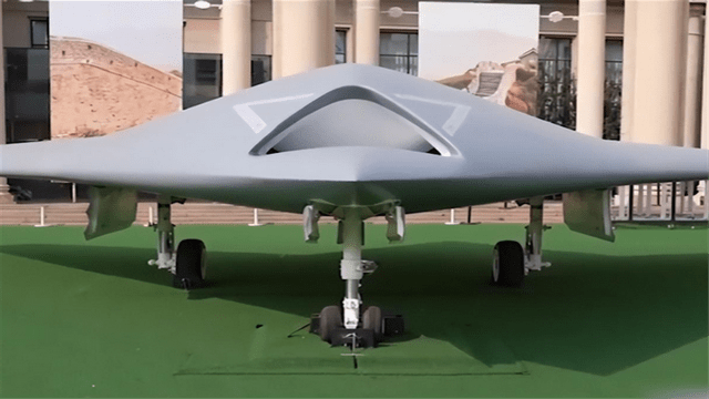 俄军飞翼无人机,载弹3吨狂轰乌克兰,这一机型我国急缺_隐身_战机