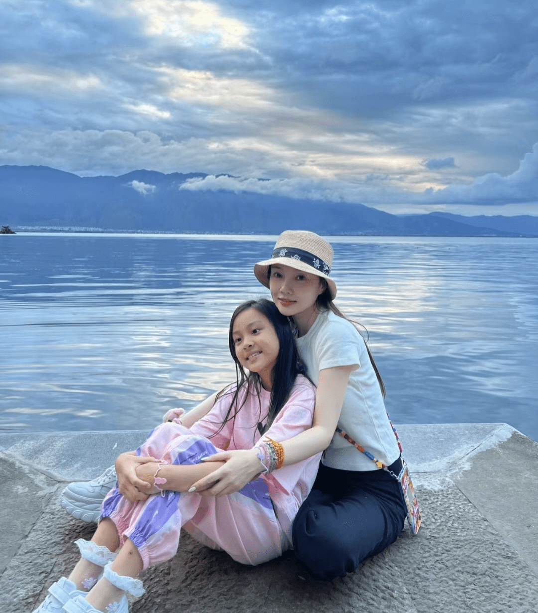 李小璐晒母女看展照,同龄朋友被误认成是甜馨外婆,甜馨身高直追妈妈