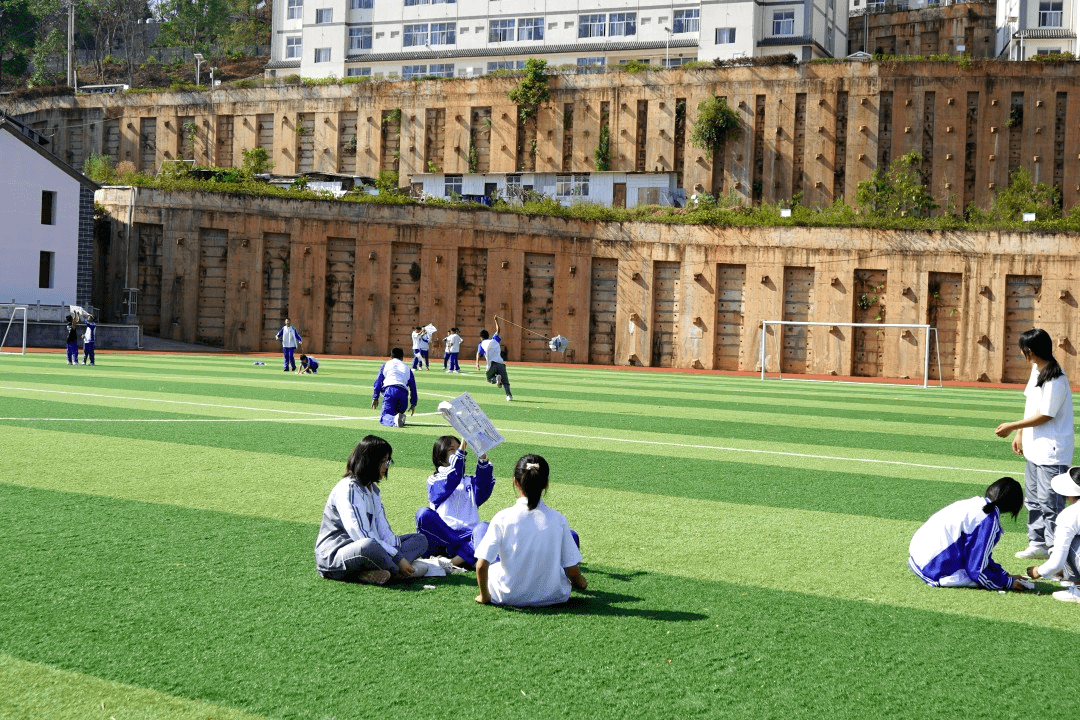 品牌赴云南景东团队来到景东一中,也终于见到了"传闻中"的女孩