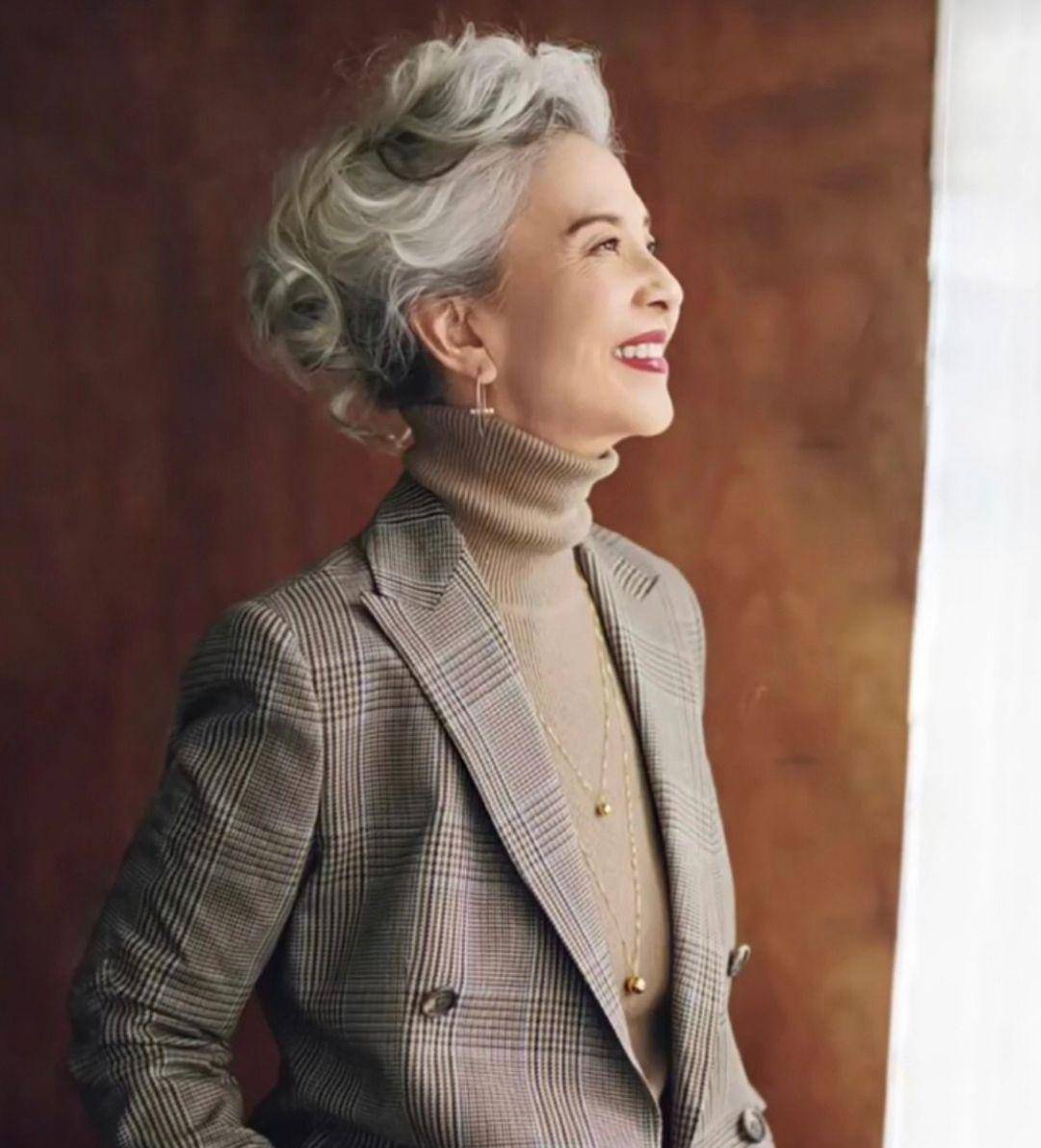 老年妇女,白发=优雅,向这些老奶奶学习,她们都是优雅低调的_头发_女性