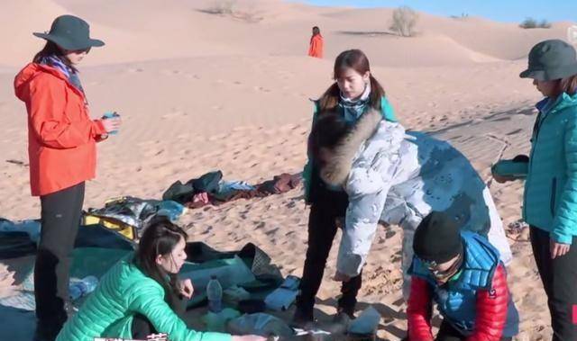 在众人起床准备吃饭的时候,傅菁徐梦洁等人当众宣布,自己的碗自己洗