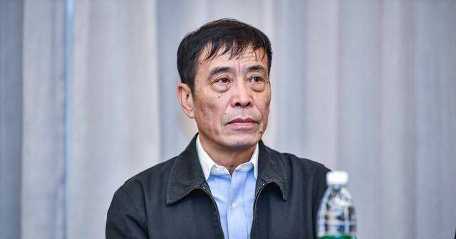 禁赛7个月,徐新赛后踹门球迷媒体要足协严惩:陈戌源敢护吗_视频_裁判