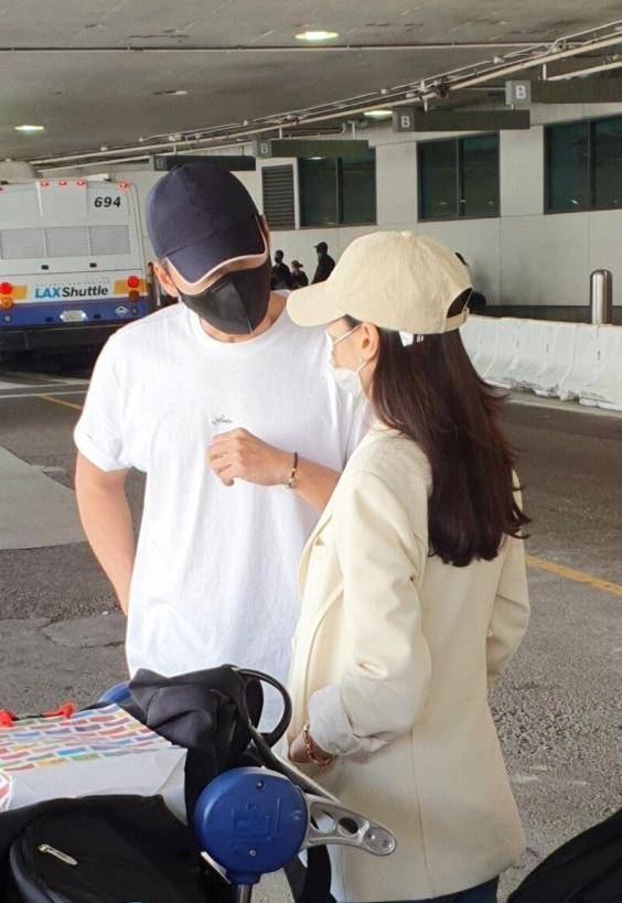 玄彬孙艺珍抵达美国遭围堵,玄彬贴心保护妻子,两人还要去夏威夷_行李