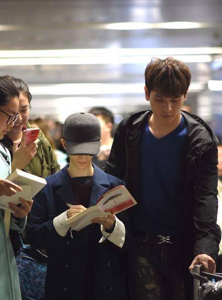 郭敬明本来就矮,还敢这样打扮,真是大胆_风衣_身高_瞬间