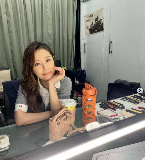 林心如应该在化妆室,桌子上放了很多化妆品,还有杯子和饮料.