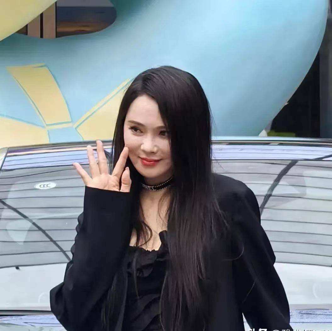 55岁的伊能静已经按捺不住了,脸上有明显的凹凸和痘痘,肌肉和神经失控