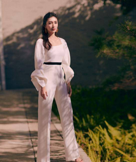 江疏影穿星光人鱼裙,艳压全场女明星就靠皮肤白!