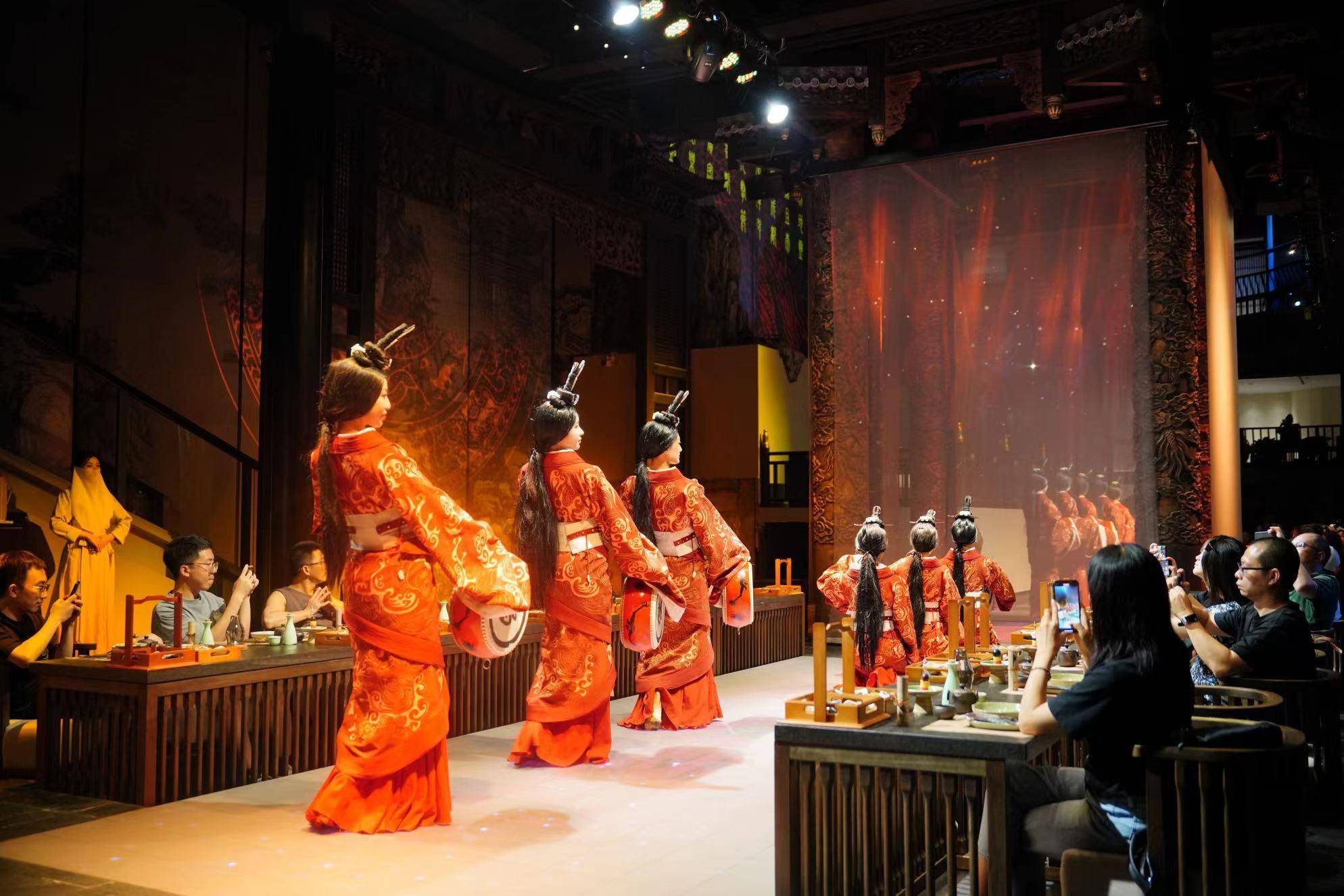 四川汉昱文化传媒有限公司董事长杨孜表示,蜀宴赋吸引年轻人的地方