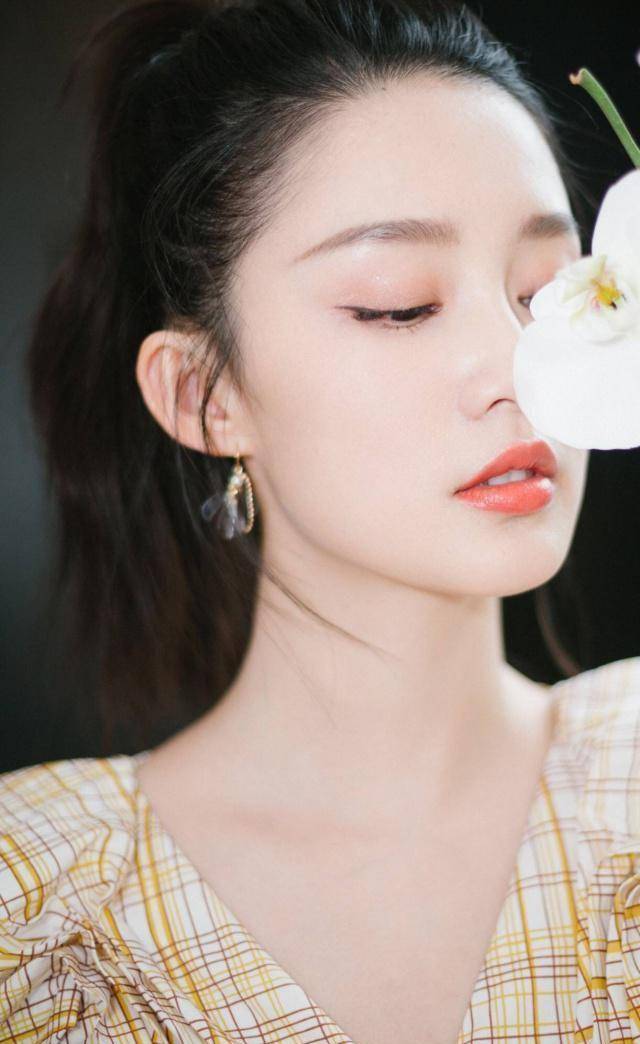 李沁出席活动也是少有的精心打扮了一番,皮肤看起来非常自然,又白又