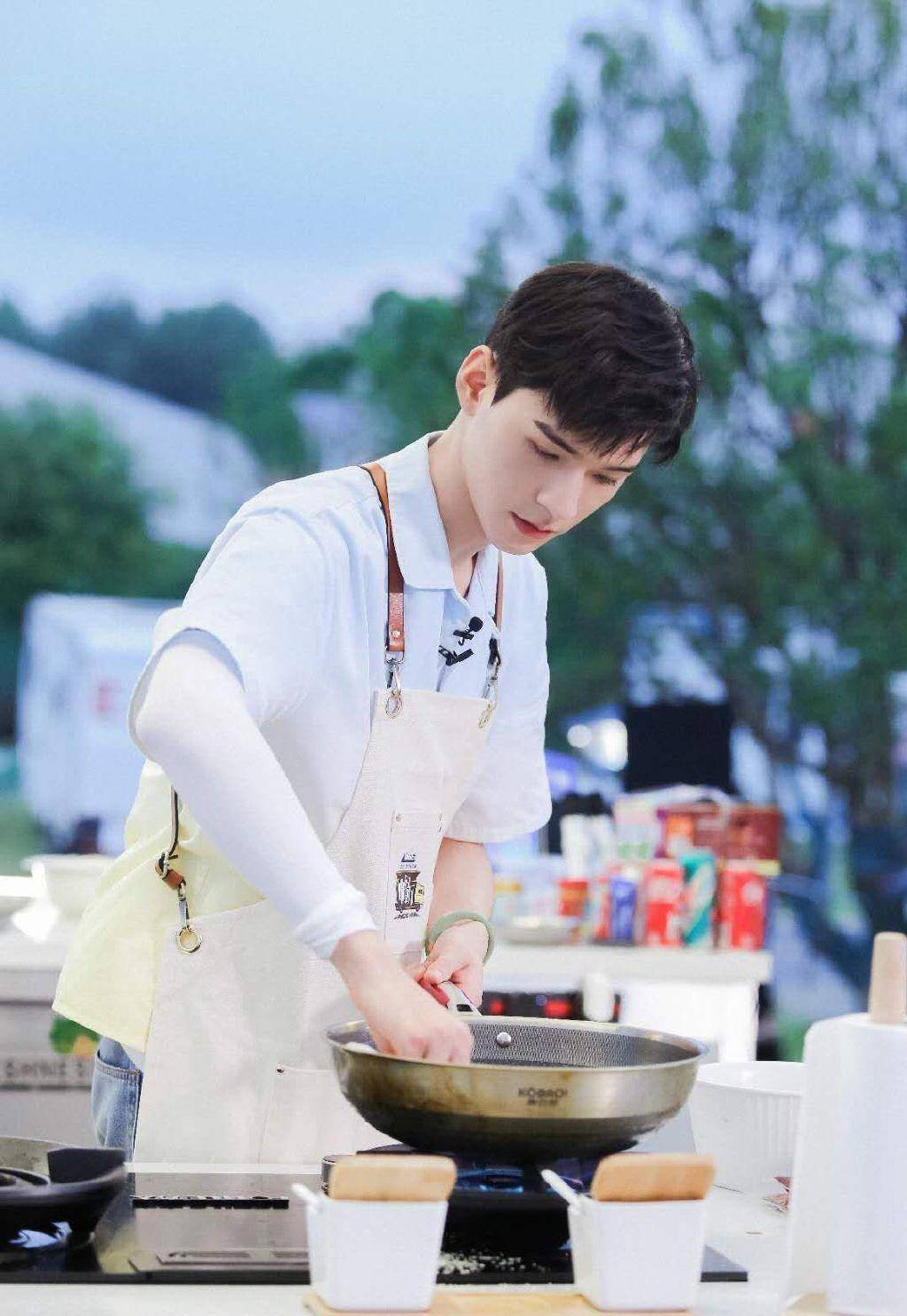 龚俊:《中餐厅》快乐中的"打工人",他这套西装制服太可了_诱惑_性格