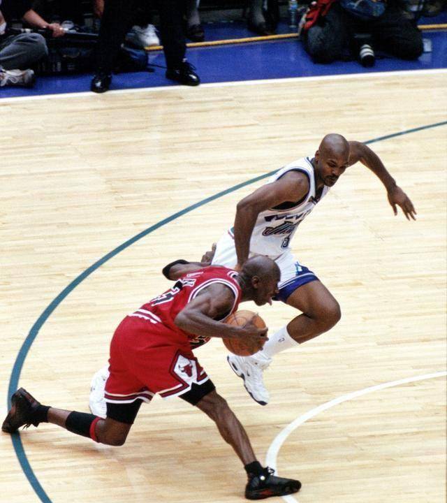 也许是对自己上一场出色防守的自信,拉塞尔想去断掉乔丹的球,但乔丹一