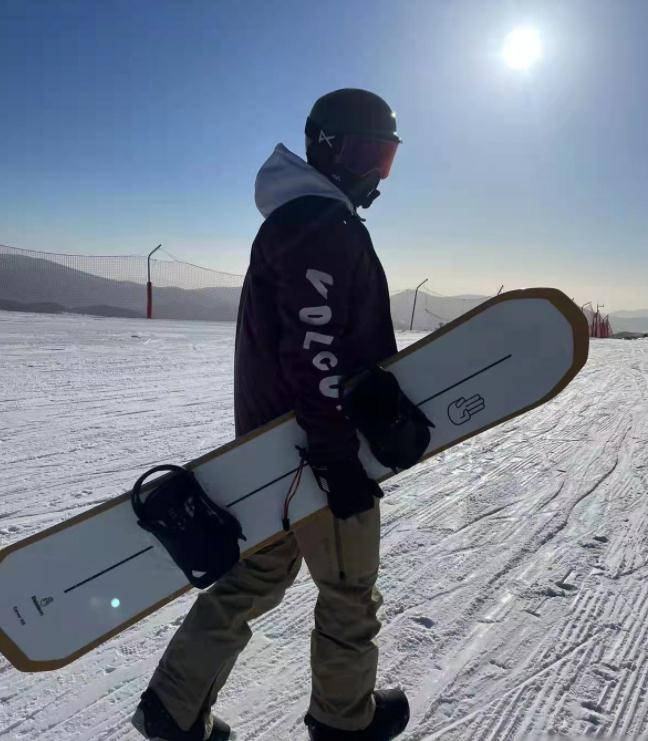 41岁的谢霆锋在一家餐厅露面!翘着腿打扮路人_时候_东西_带着