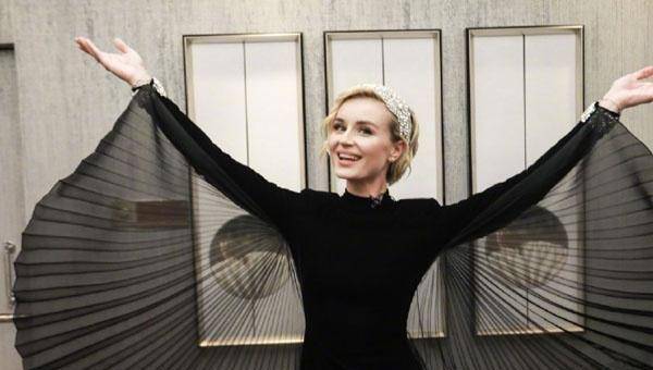 歌手:俄罗斯国宝波琳娜补位,现场观众超好笑,听得懂俄语吗还跟唱_歌声