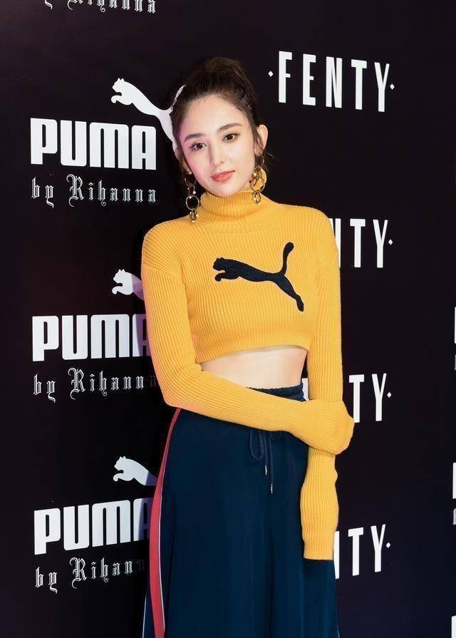 古力娜扎运动风穿搭有活力,露腰上衣秀美腹,马甲线好评_的设计_时尚