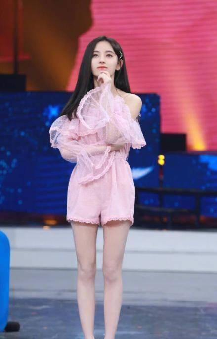 论"安全裤"只服鞠婧祎,永远外露2cm,这身材一般人招架不住_造型_服装