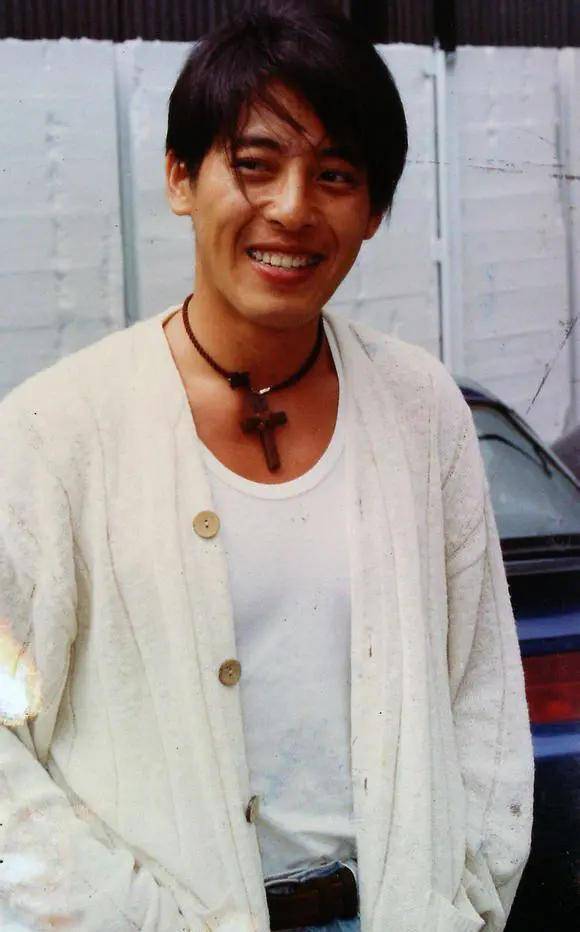 带过成龙,张曼玉,钟楚红的知名经纪人陈自强,看中他的外形和气质,将他