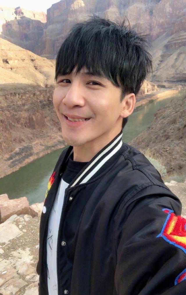 他从歌手转型成了综艺明星,也被称为是娱乐圈,行走的段子手_大张伟