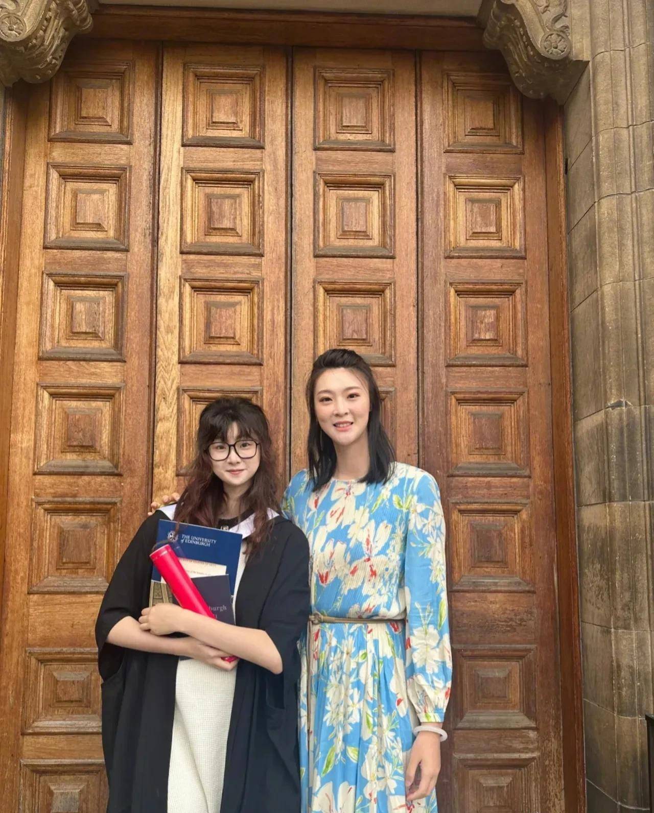 惠若琪现身国外,参加亲妹毕业典礼,父母罕见露脸一家人颜值高_妹妹